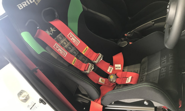 GRヤリス  BRIDE GIAS3、TRD×Sabelt6点シートベルト取付け